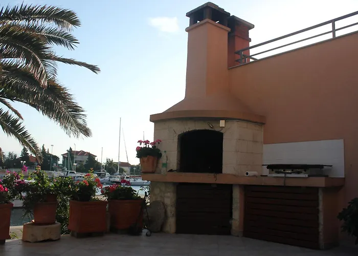 Apartman By The Sea Poljana, Ugljan - 8450 *